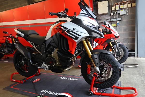 Wenn man neben einer Panigale V4 sitzt, wird die Größe des Motorrads deutlich