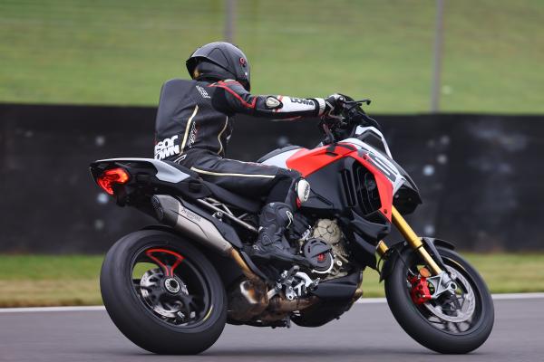 Das schnelle und flüssige Donington war die perfekte Strecke für den RS