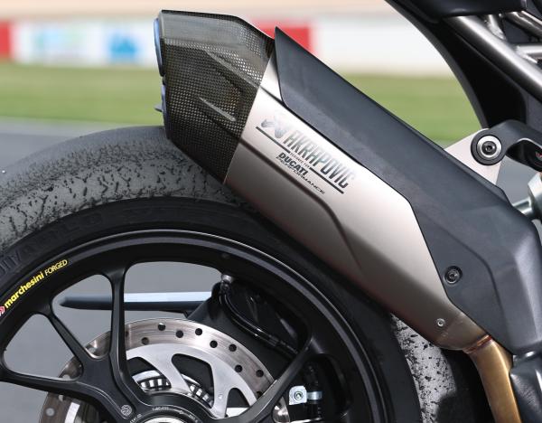 Das nur für die Rennstrecke erhältliche Akrapovic ist eine 2.900 £ teure Option, steigert die Leistung jedoch auf 190 PS!