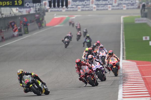 Marco Bezzecchi führt den MotoGP-Grand-Prix von Indien 2023 an. - Gold und Gans