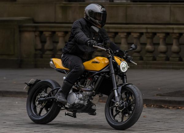 Ein CCM beim Fahren auf der Straße