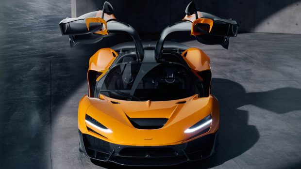 Die vorderen Winkeltüren des McLaren W1 Hypercar 2025 öffnen sich und die Lichter gehen an