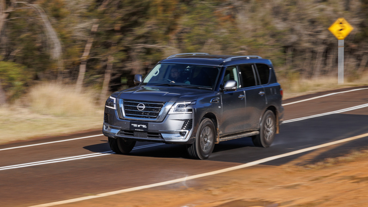 2024 Nissan Patrol Ti-L vorderer Winkel, der an Schmutz vorbeifahren