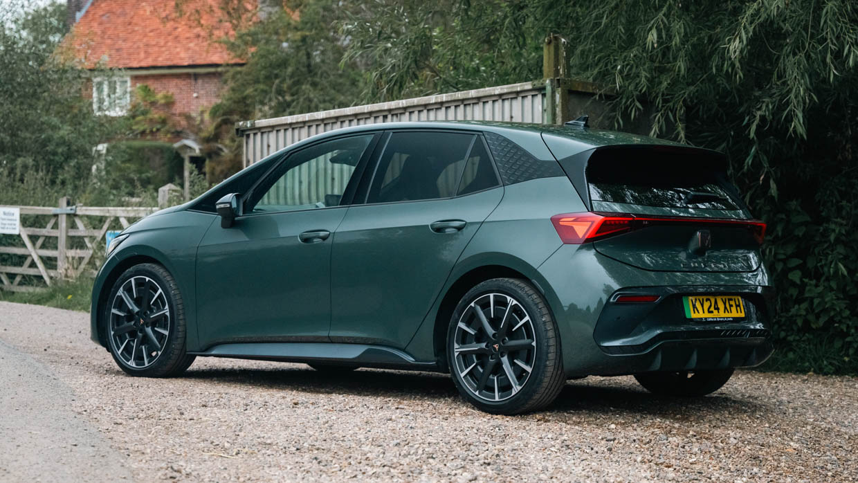 2024 Cupra Born VZ hinten 3/4 statischer Schuss 2