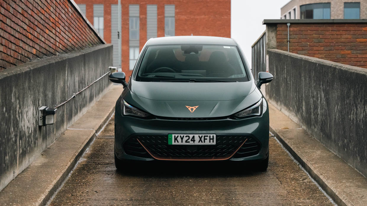 2024 Cupra Born VZ Frontend-Abwärtsrampe