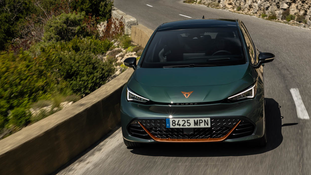 2024 Cupra Born VZ Frontwinkel-Fahrtaufnahme Bergpass