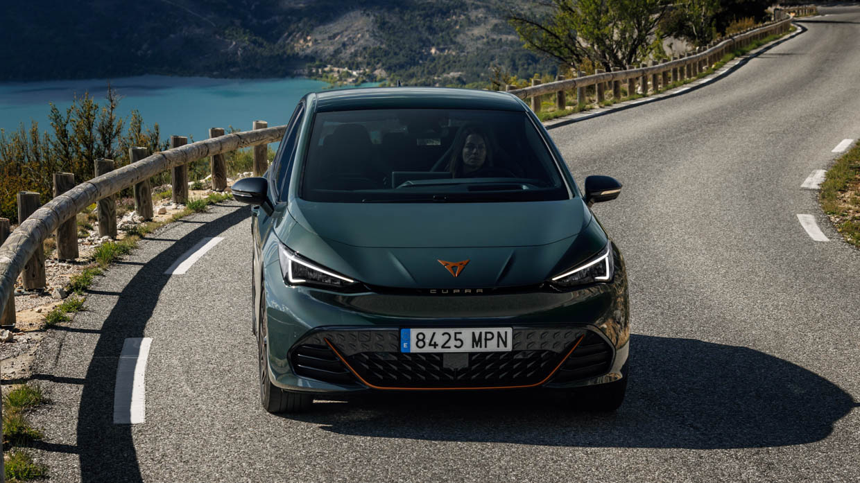 2024 Cupra Born VZ Frontwinkel, statische Bergstraße