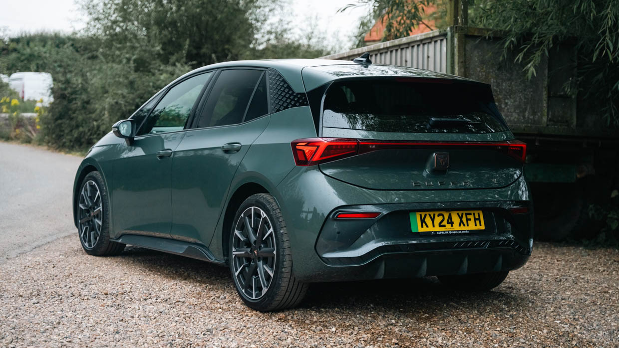 2024 Cupra Born VZ hinten 3/4 statischer Schuss