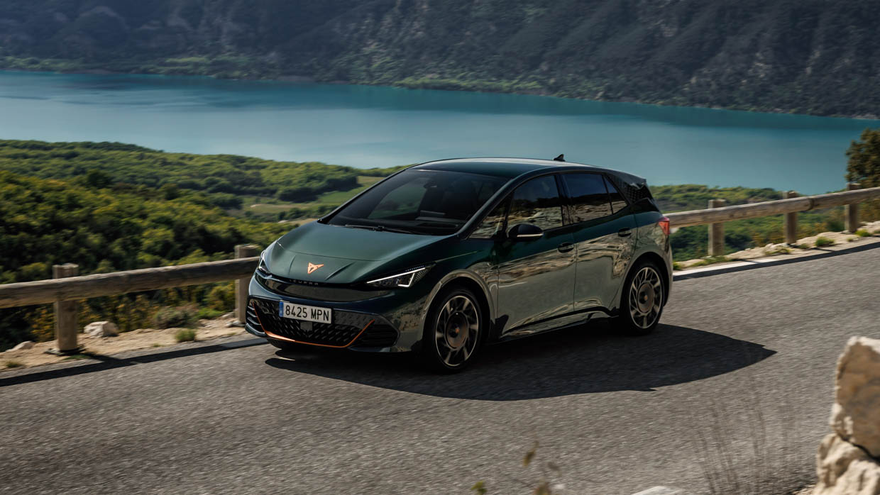 2024 Cupra Born VZ Seitenwinkel beim Fahren durch Schusswasser