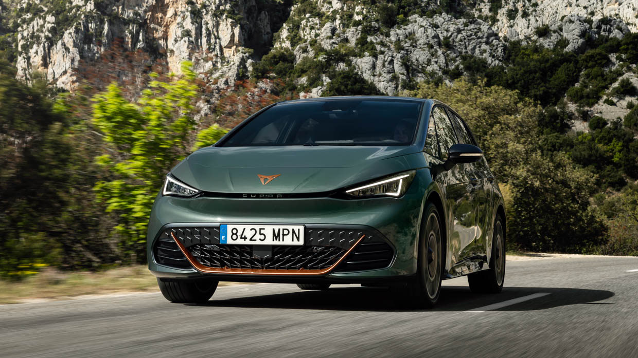 2024 Cupra Born VZ Fahraufnahme aus niedrigem Winkel