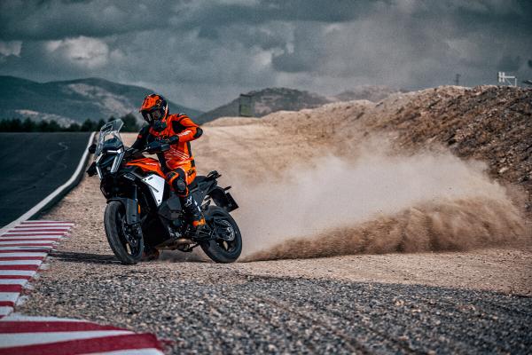 KTM 1390 Super Adventure S Evo wirbelt Staub auf