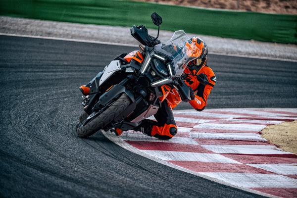 KTM 1390 Super Adventure S Evo auf der Strecke