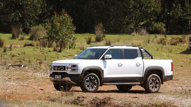 2025 BYD Shark 6 weiße Front 3/4-Winkel statisch