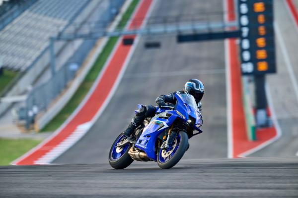 Die Yamaha R9 fährt auf der Strecke