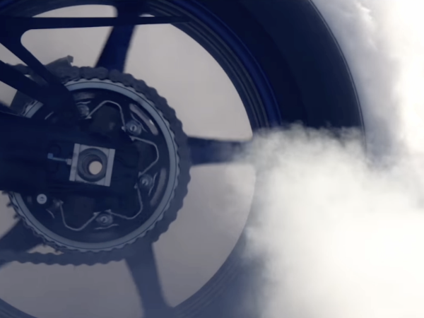 Das Hinterrad und das Kettenrad des Fahrrads