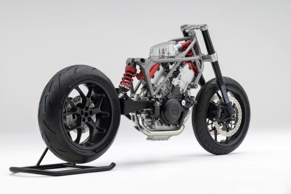 Einige der Konzeptelemente, wie die Schwinge und die Räder, wurden von der CB1000R übernommen