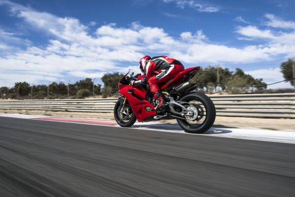 2025 Ducati Panigale V2 S – fahrend