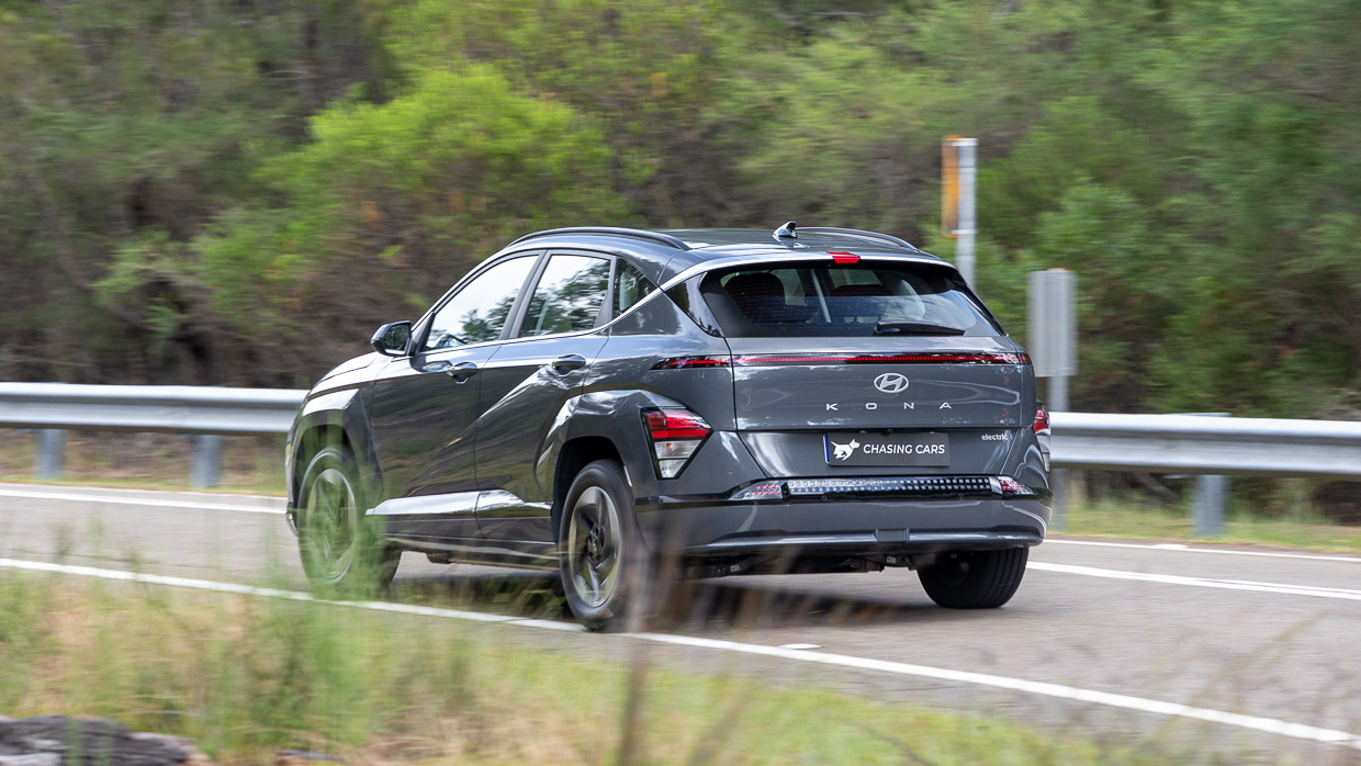 Hyundai Kona Electric 2024 fährt hinten 3/4 5