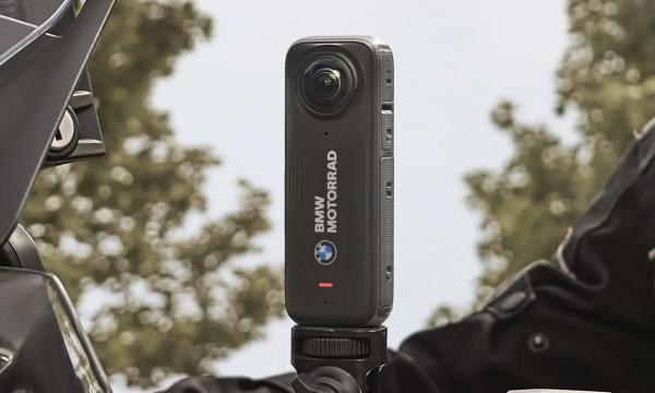 Zeigt die an einem Lenker montierte Kamera