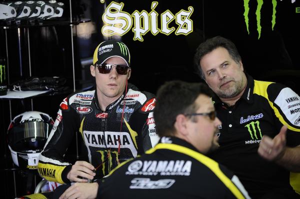 Ben Spies kühlt sich mit dem Monster Tech 3 Yamaha Racing Team ab
