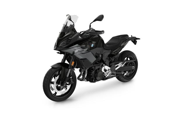 Die BMW F900 XR 2025 in ihrer Triple Black-Lackierung