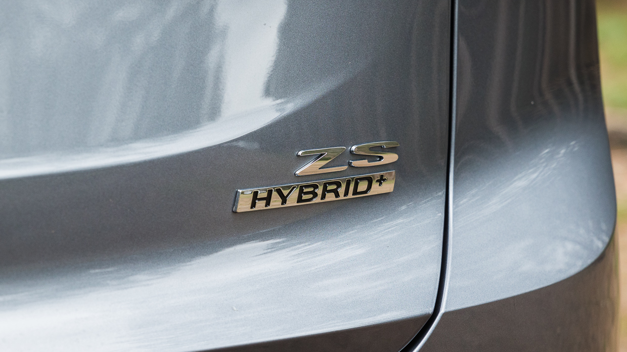 MG ZS Hybrid+ Essence 2025-Abzeichen