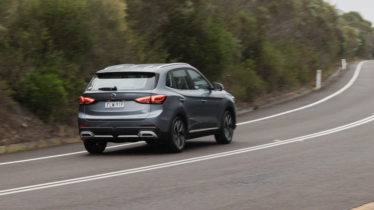 MG ZS Hybrid+ Essence 2025 fährt hinten