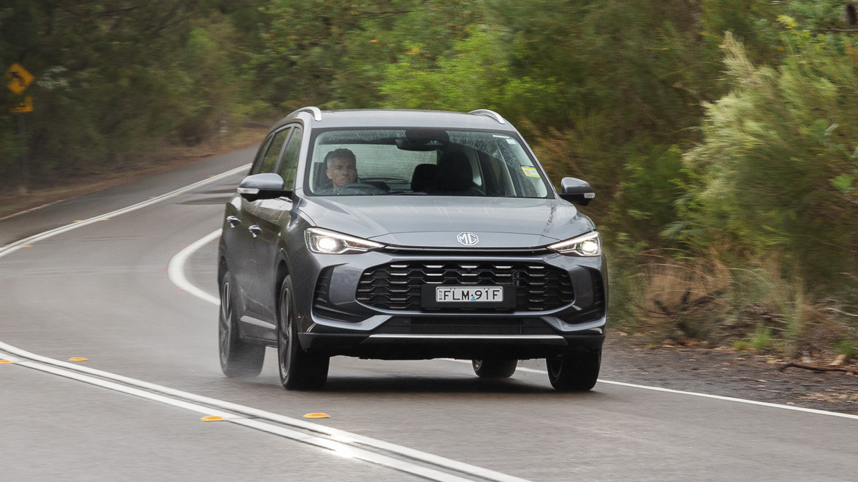 MG ZS Hybrid+ Essence 2025 fährt vorne 12