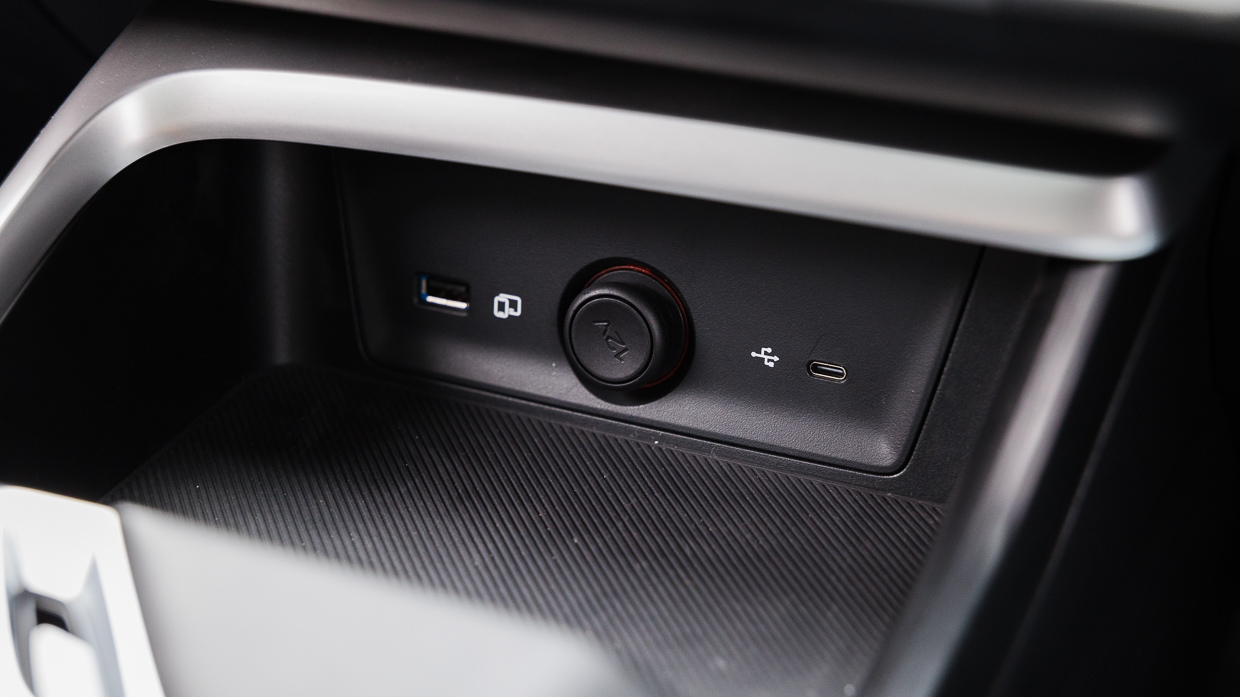 MG ZS Hybrid+ Essence 2025 Innenraum USB