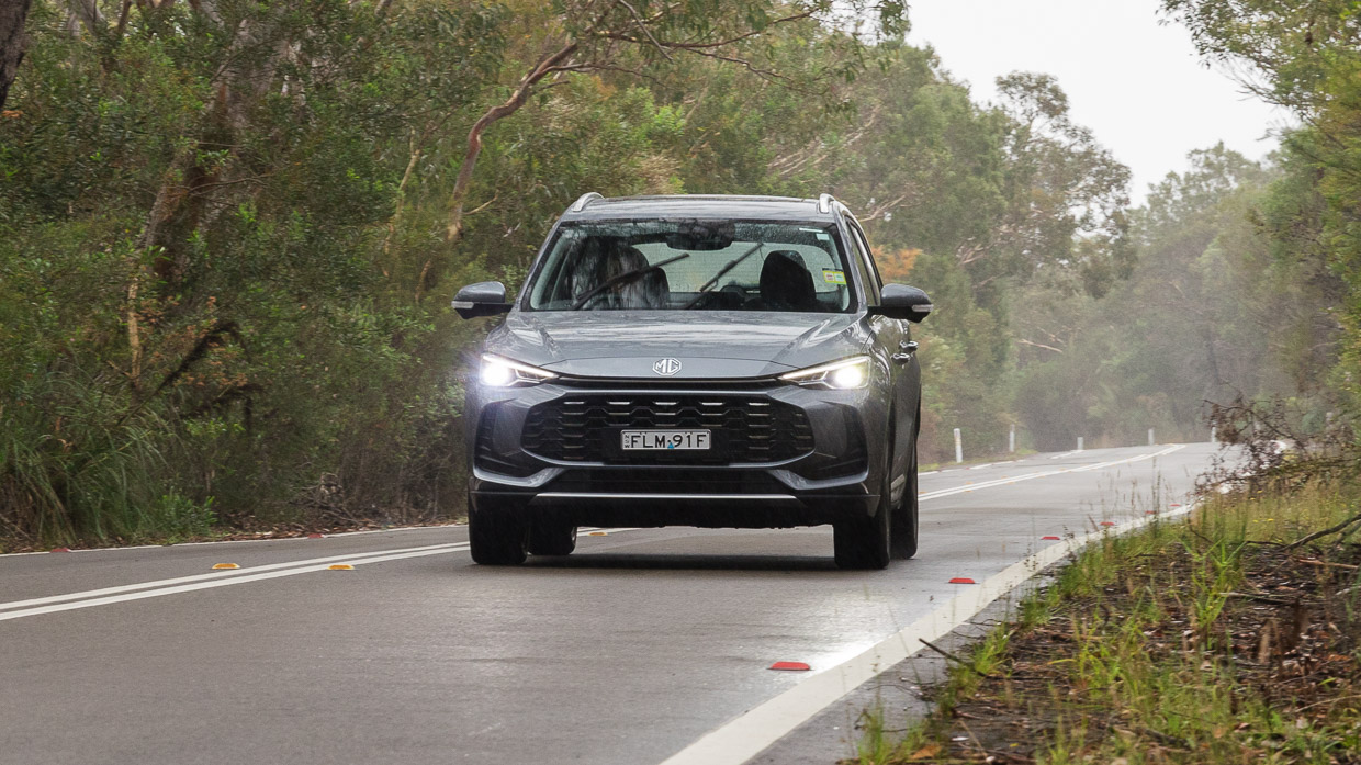 MG ZS Hybrid+ Essence 2025 fährt vorne 6