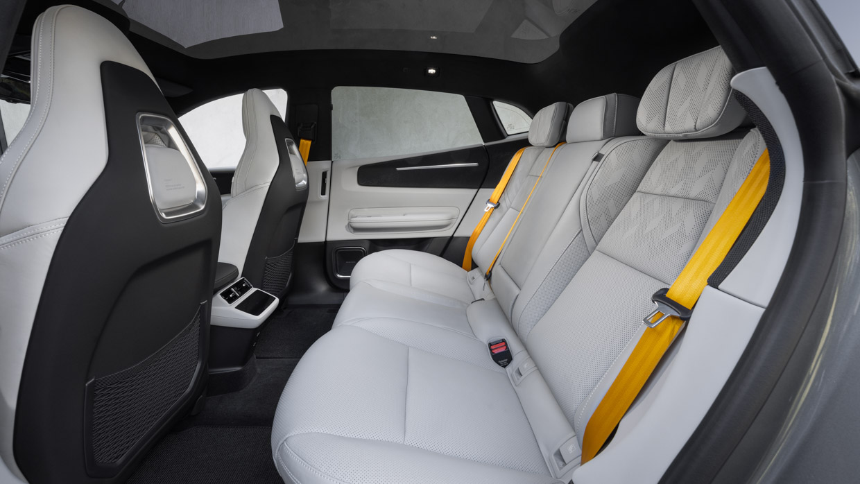 Rücksitz des Polestar 4 2025 mit Dual-Motor-Performance-Paket