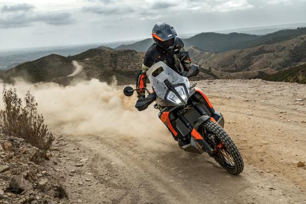 KTM 790 Adventure auf Dreck fahren