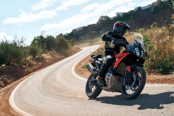 2025 KTM 790 Adventure auf der Straße