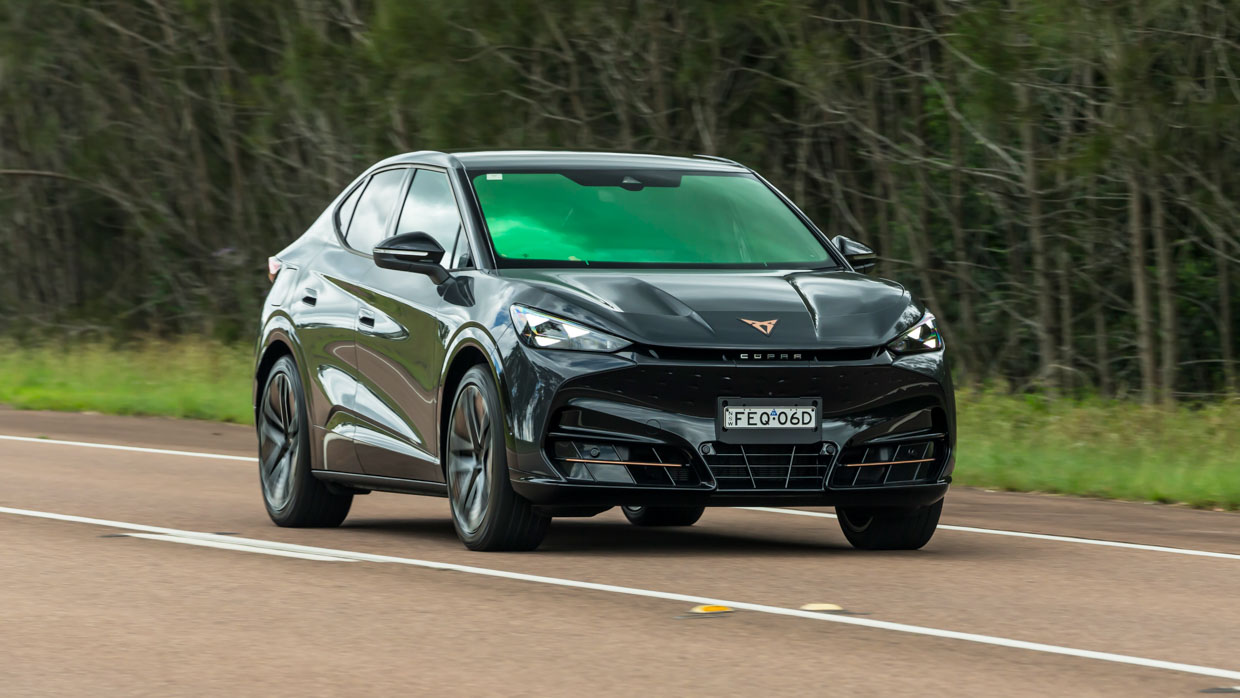 Cupra Tavascan 2025 fährt vorne