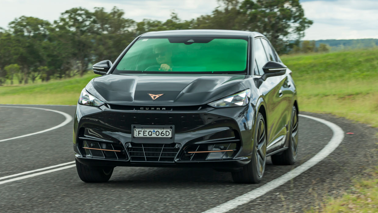 Cupra Tavascan 2025 fährt vorne 2