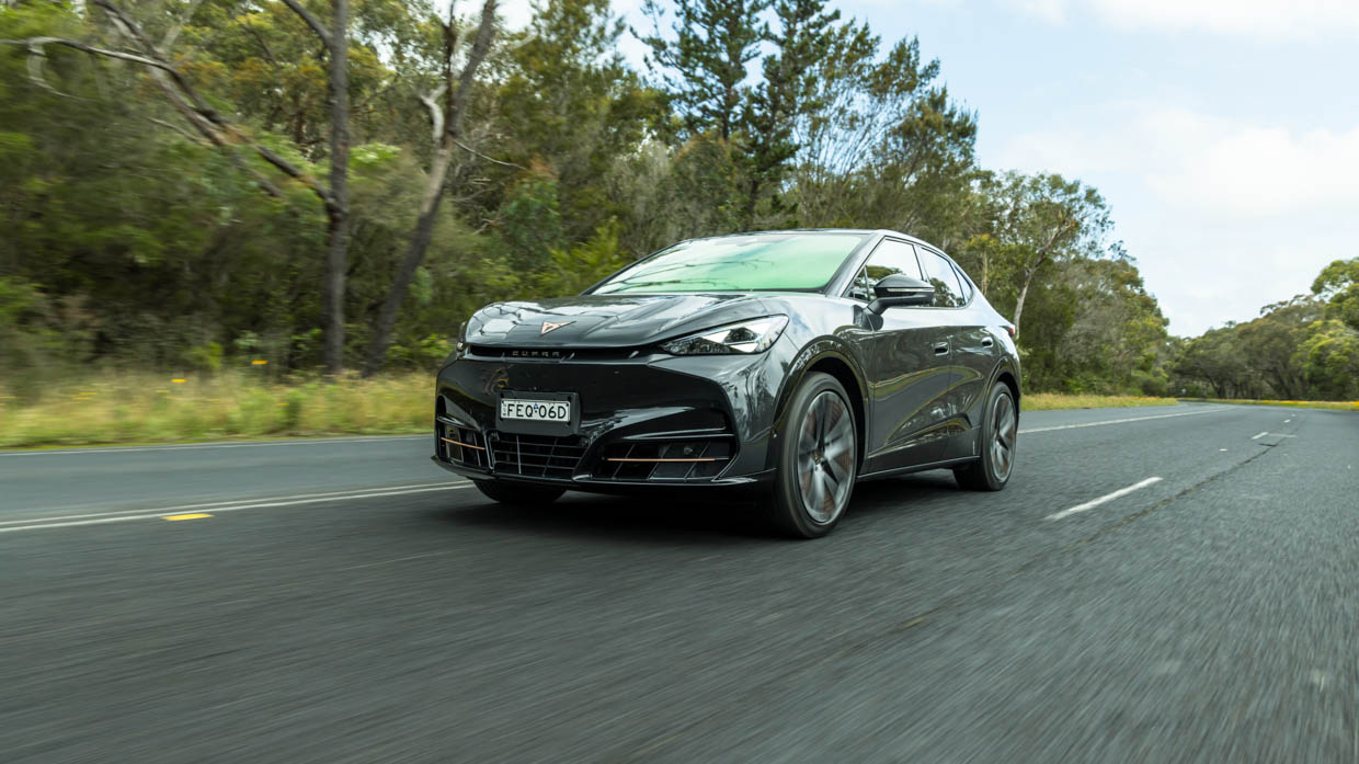 Cupra Tavascan 2025 fährt vorne 3