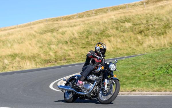 Tragen Sie die Jacke bei sonnigem Wetter