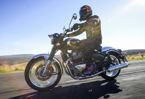 Mitfahren in der Jacke an Bord der neuen Royal Enfield Classic 650