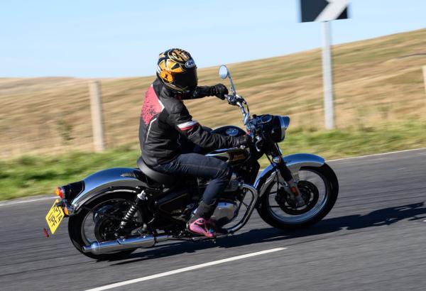 Kurvenfahrt in der Rekurv-Jacke