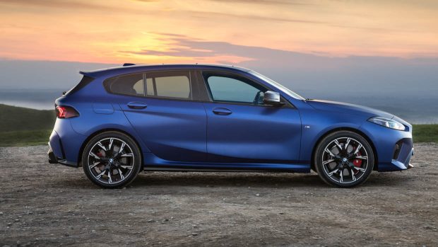 2025 BMW M135 xDrive Seitenwinkel-Außensonnenuntergang