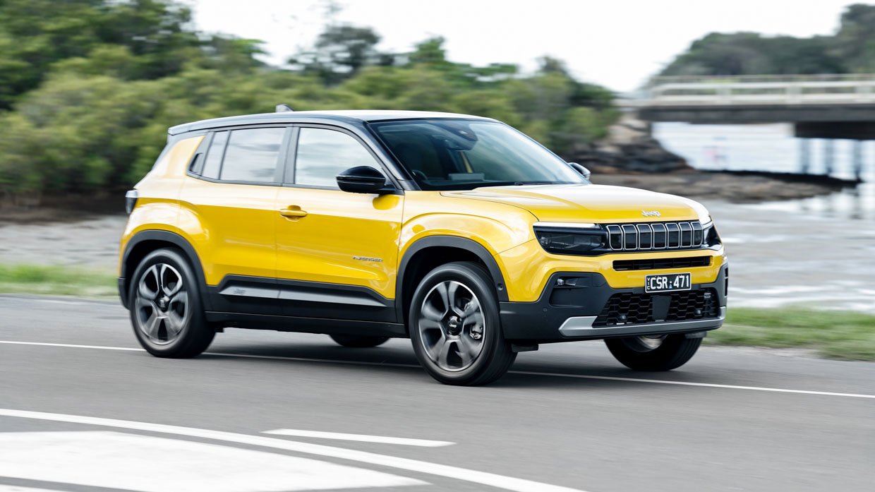 Jeep Avenger 2025 vorne 3/4 fahrend