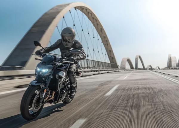 Kawasaki Z900 fährt über eine Brücke