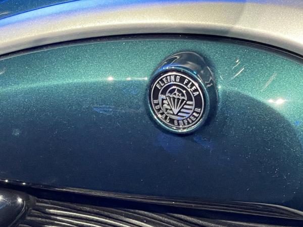 Das Branding zeigt sogar einen Fallschirm, eine Anspielung auf den alten fliegenden Floh