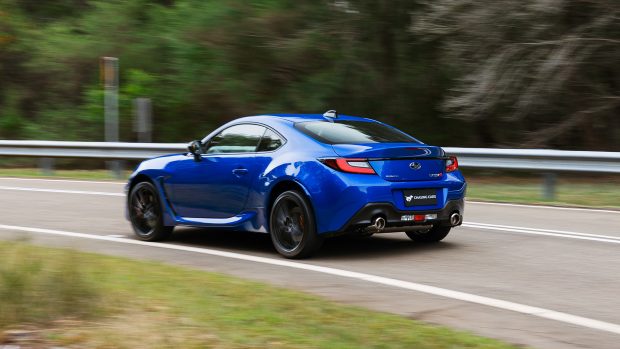 Subaru BRZ tS 2024 fährt schnell hinten