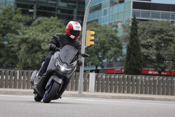 Yamaha NMAX 125 - fahren