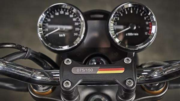 Die Editionsnummer ist auf der oberen Klemme eingraviert