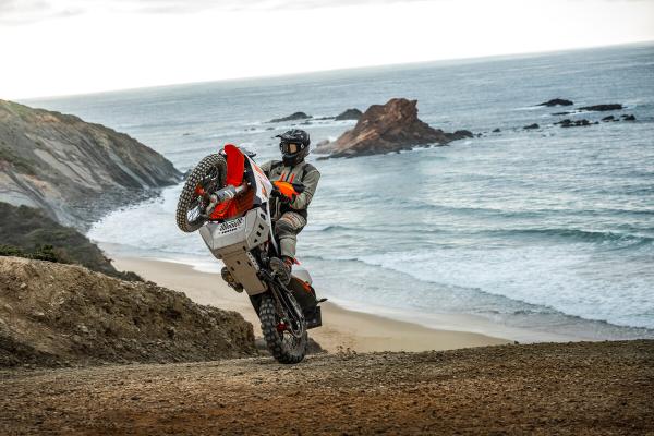 KTM 890 Adventure R macht einen Wheelie