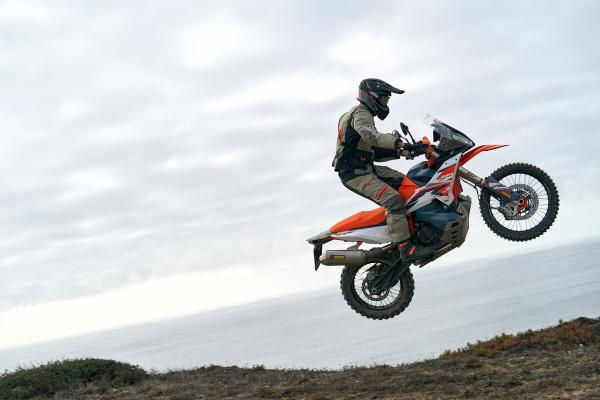 Neue KTM 890 Adventure R in der Luft