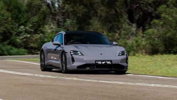 2024 Porsche Taycan Turbo S Frontwinkel-Fahraufnahme 2