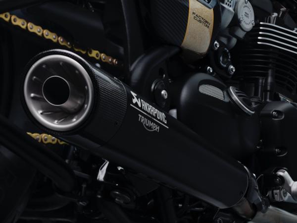 Zu den Akrapovic-Schalldämpfern kommt ein besonders sportlicher Fahrmodus hinzu